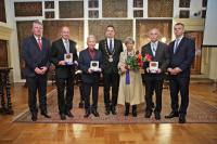 Zleva místostarosta Michal Oborný, Manfred Proksch, Rudolf Dopita, starosta Stanislav Orság, Jarmila Patáková, Jiří Hackenwald a místostarosta Jiří Kraus.