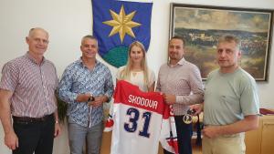 Hokejová brankářka Blanka Škodová navštívila šternberskou radnici